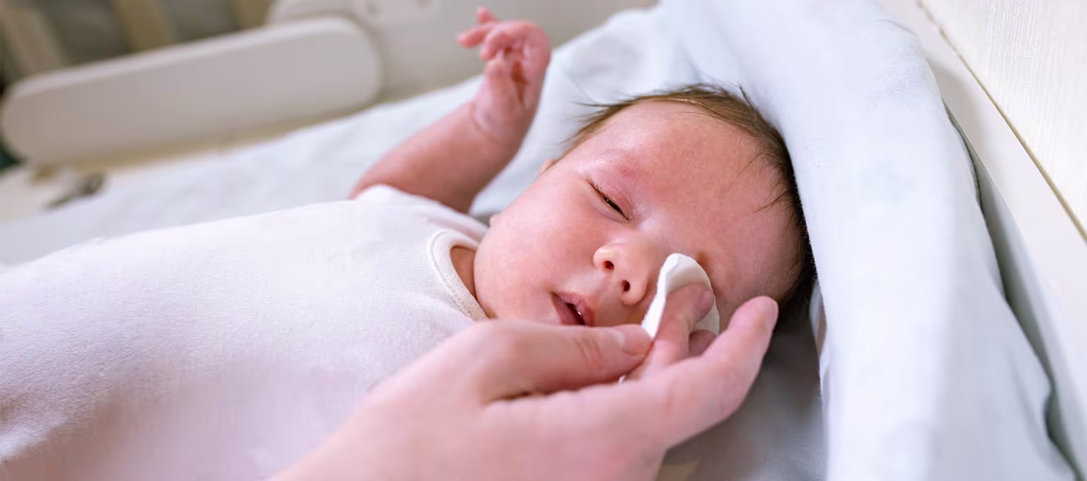 Bébé souffrant de conjonctivite