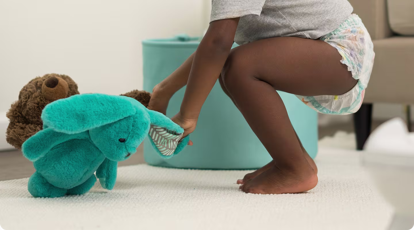 Un grupo de niños pequeños alegres juega con entusiasmo con su doudou favorito, mostrando la comodidad y compañía que estos peluches les brindan durante sus primeras aventuras.