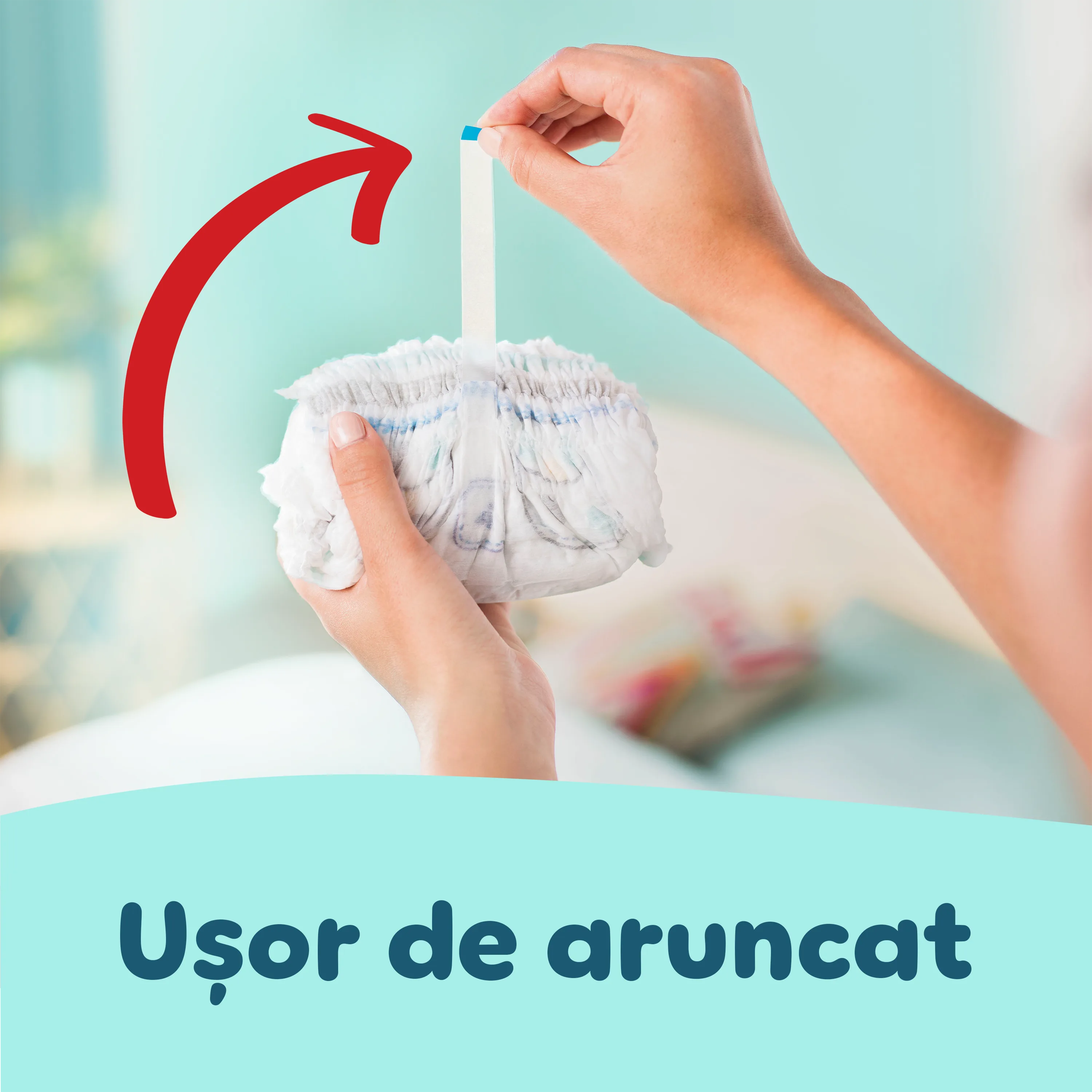 Imagine în care se arată cum se rulează scutecele-chiloțel pentru a fi aruncate la coșul de gunoi.