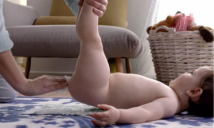 Cleaning Baby’s bottom with Pampers Wipe