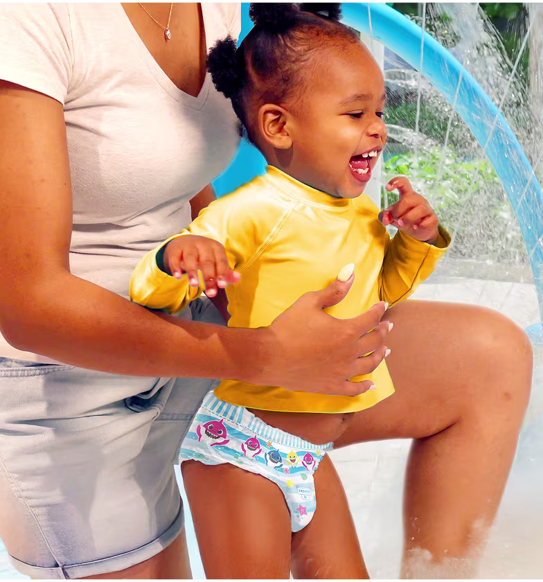 Mamá con bebé en la piscina Mamá con bebé en la piscina