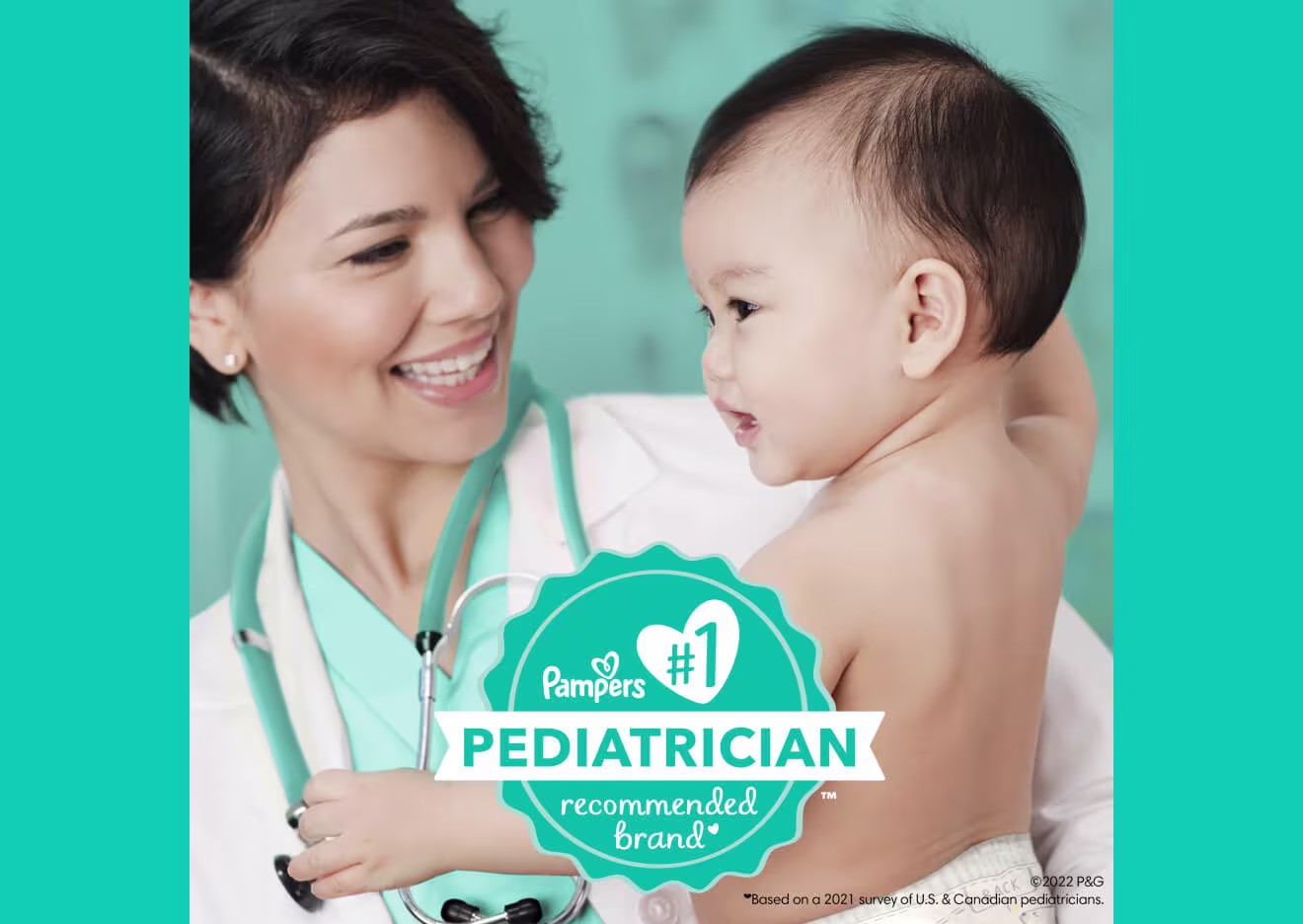 L’image montre un pédiatre tenant un bébé pour souligner que Swaddlers est la couche la plus recommandée par les pédiatres.