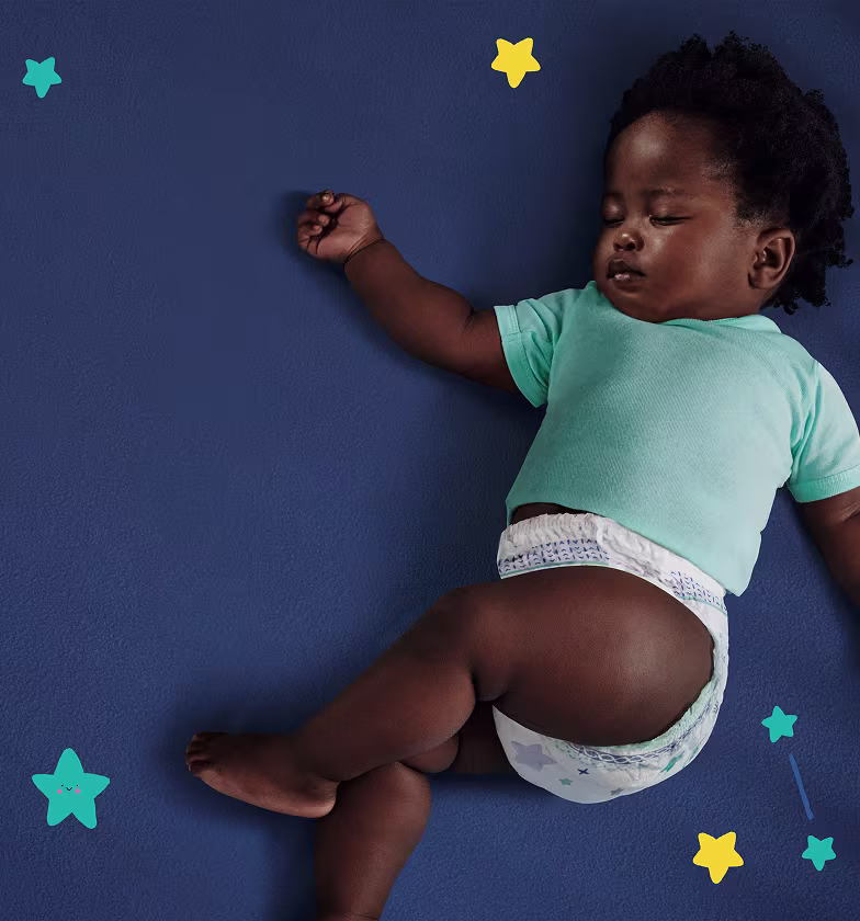 Ein Kind, das ein hellblaues T-Shirt und eine Pampers-Windel trägt, schläft friedlich auf einer dunkelblauen Decke.