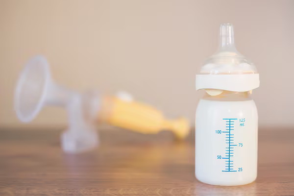 ¿Cuánto tiempo conserva la leche materna congelada sus propiedades?