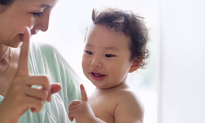 Kind bei der U4-Untersuchung