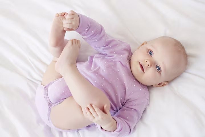 Μωράκι παίζει με τα πόδια του