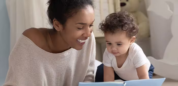  Bebé aprendiendo palabras y rimas