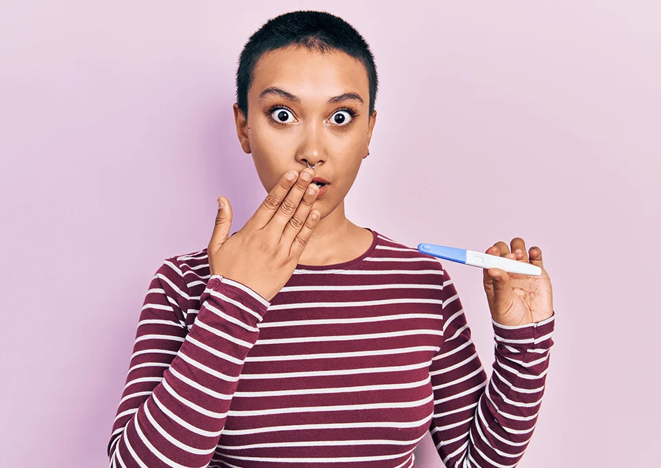 Mujer aprendiendo sobre el Embarazo silencioso