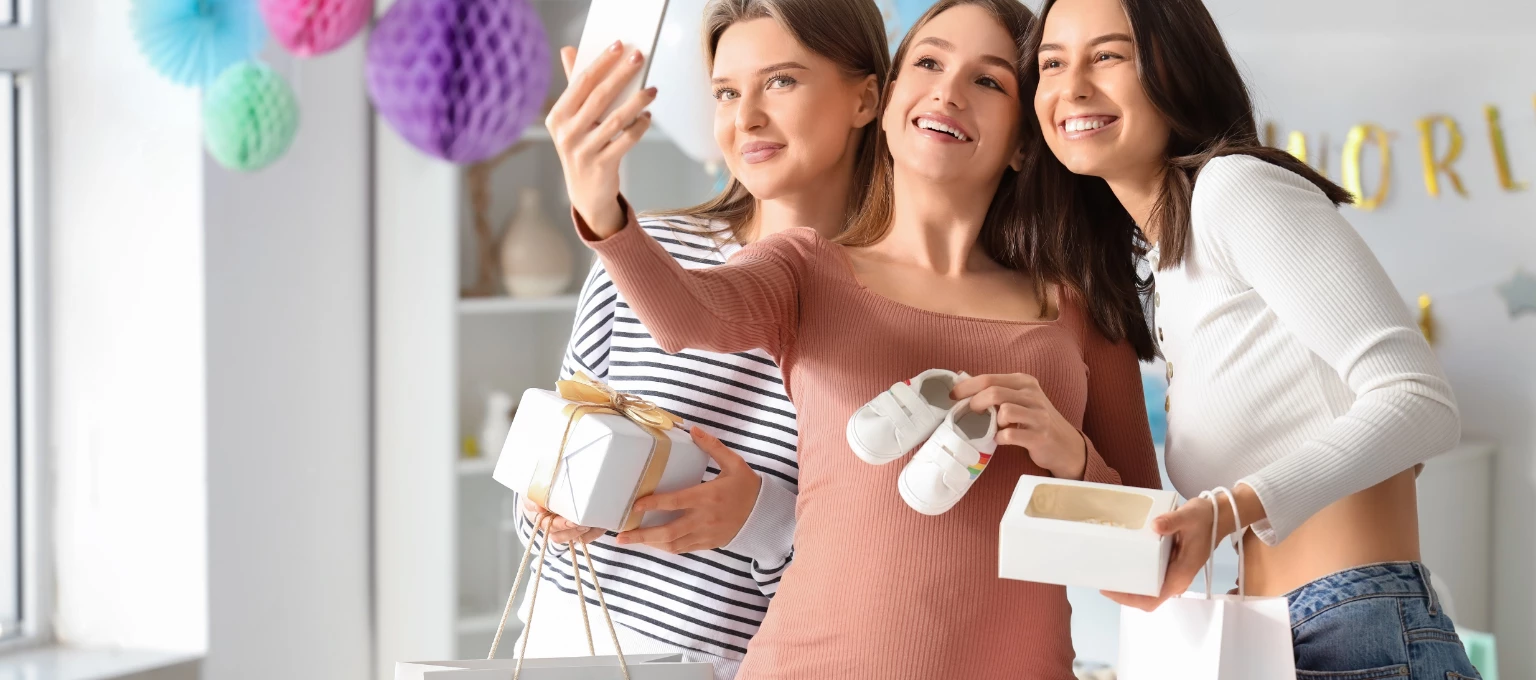 Jovenes con decoración para baby shower niña