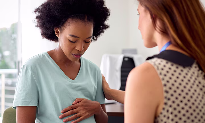 Maman pliant les vêtements 