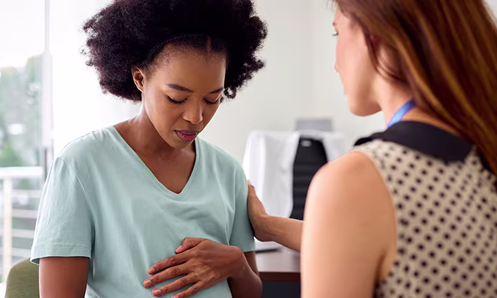 Maman pliant les vêtements 