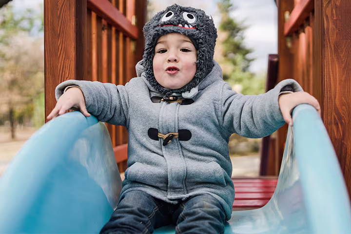 Παιδάκι παίζει στην τσουλήθρα