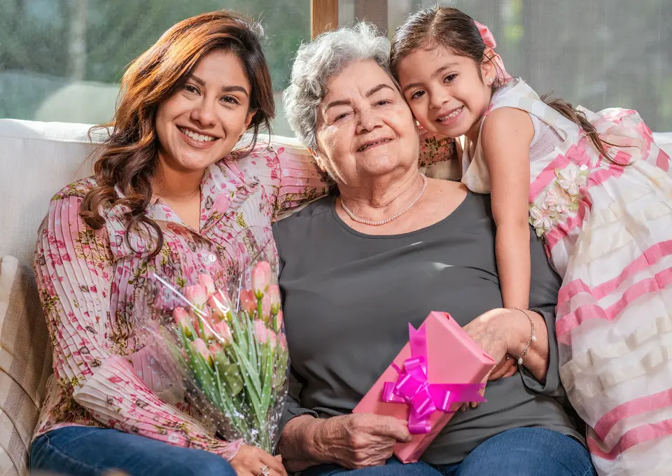 Abuelos siendo padres de familia para sus nietos