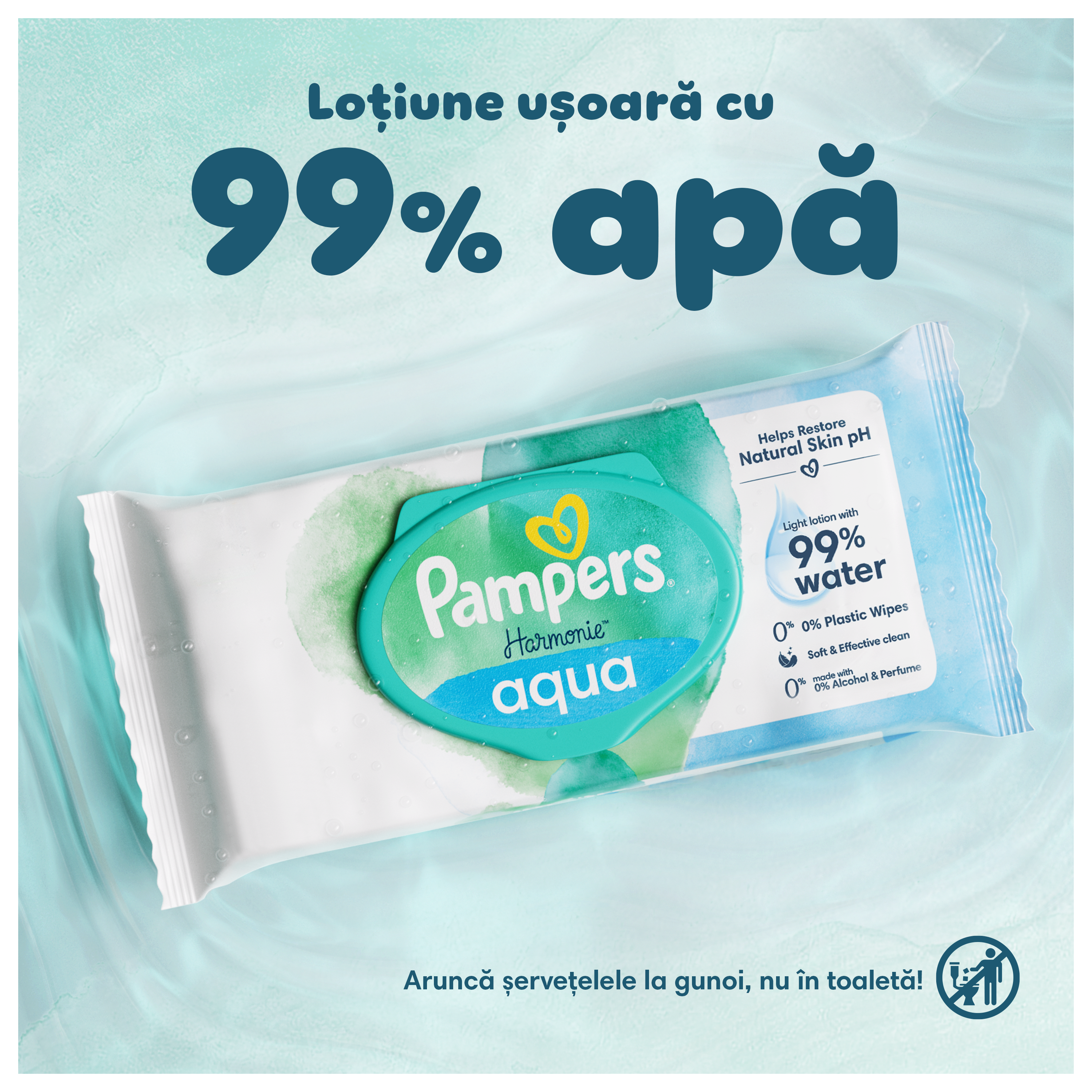 Un pachet de șervețele umede Pampers Harmonie Aqua este așezat pe un fundal de apă. Textul subliniază faptul că șervețelele conțin loțiune ușoară cu 99% apă și amintește că nu trebuie aruncate la toaletă, ci în coșul de gunoi.