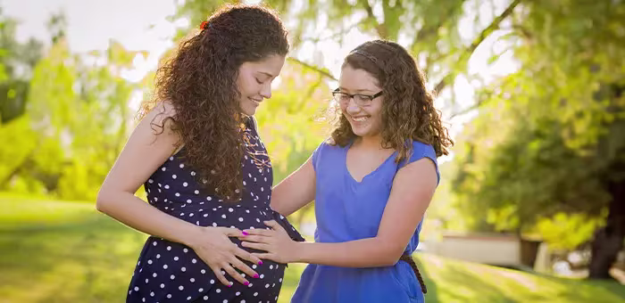Mamá escogiendo con su hija nombres comunes