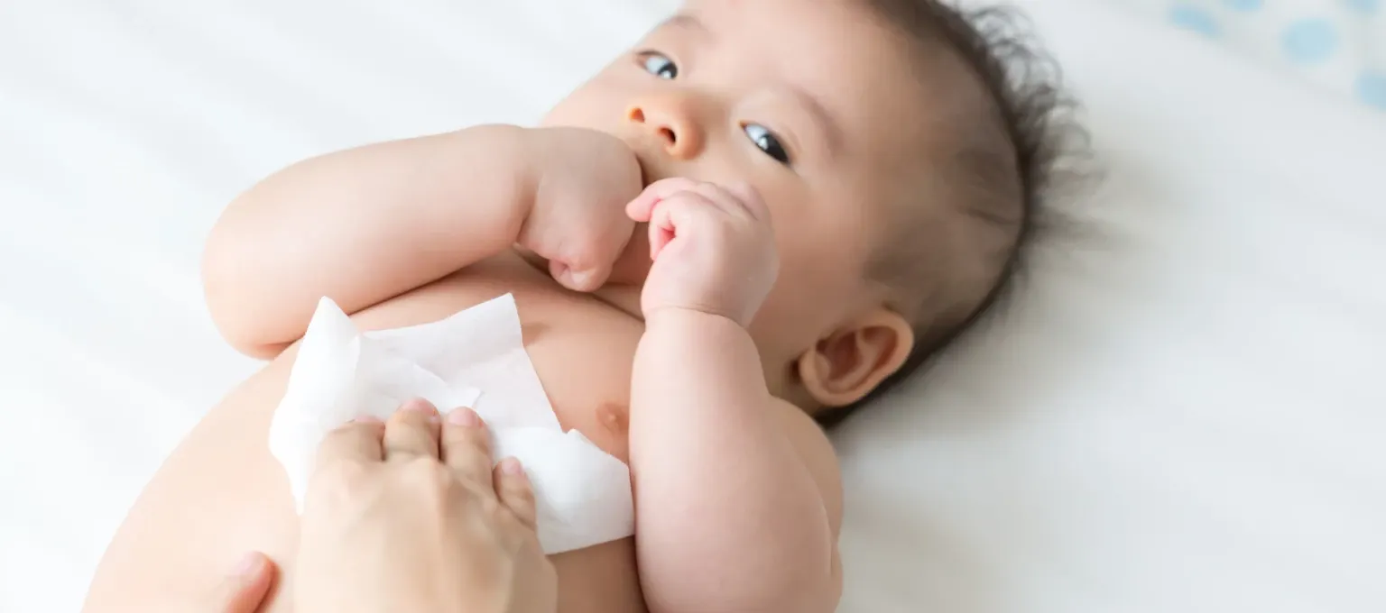 Mamãe limpando seu bebê com lencinhos umedecidos