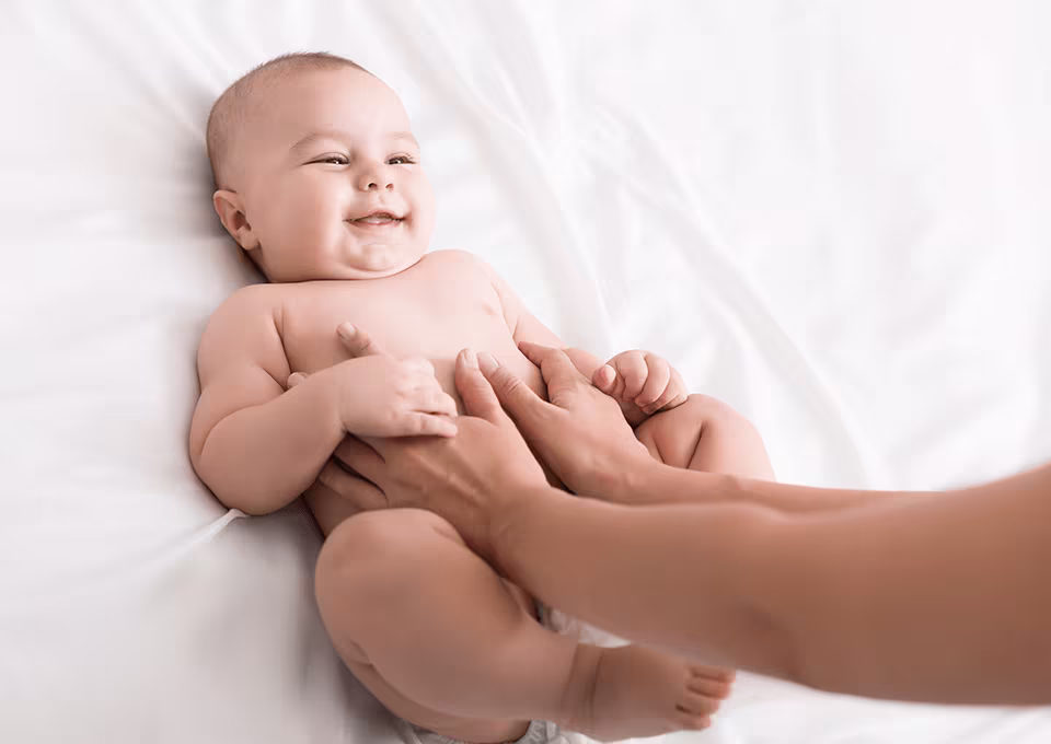 Bebé recibiendo masajes para bebés con aceites naturales