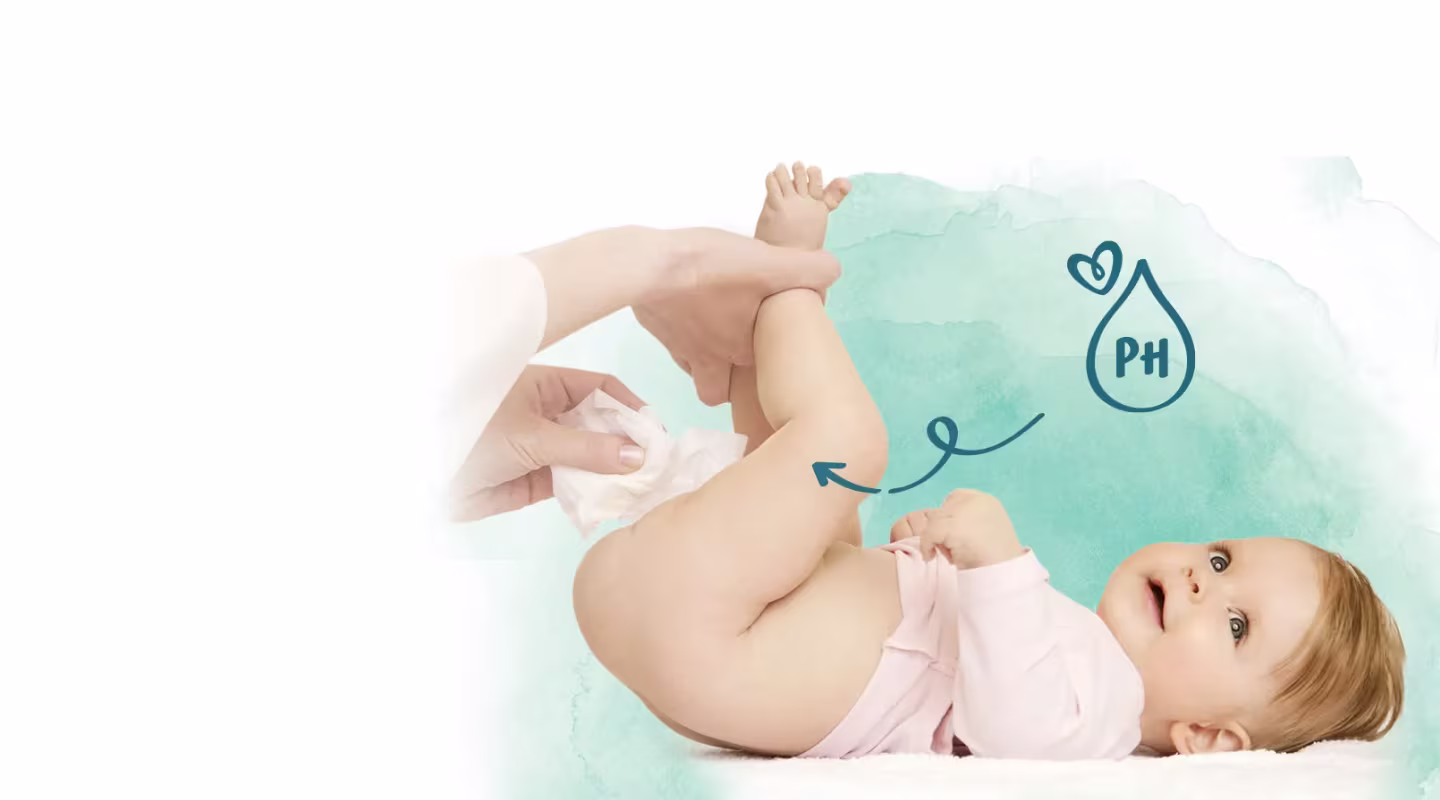 En baby ligger på rygg medan en person torkar babyns rumpa med en våtservett.