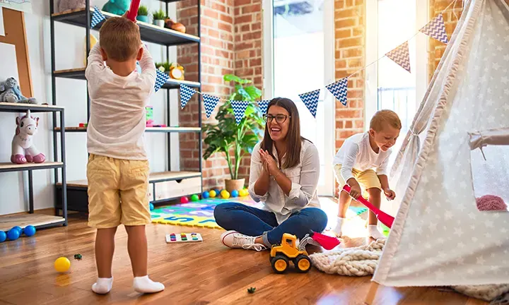 Mutter spielt mit ihren Kindern