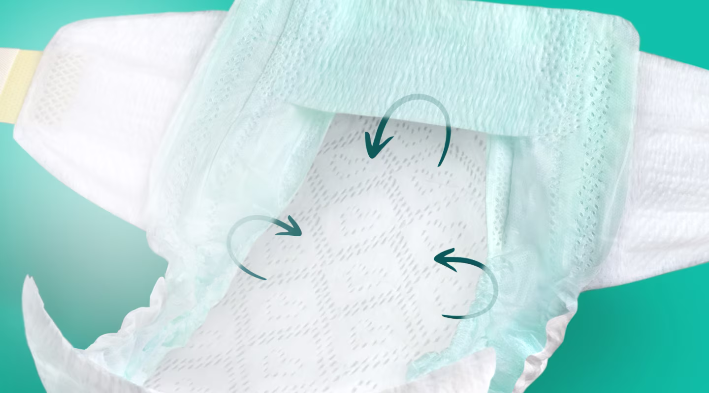 Imagen que muestra el interior de un pañal Pampers Swaddlers con flechas señalando la protección contra fugas alrededor.