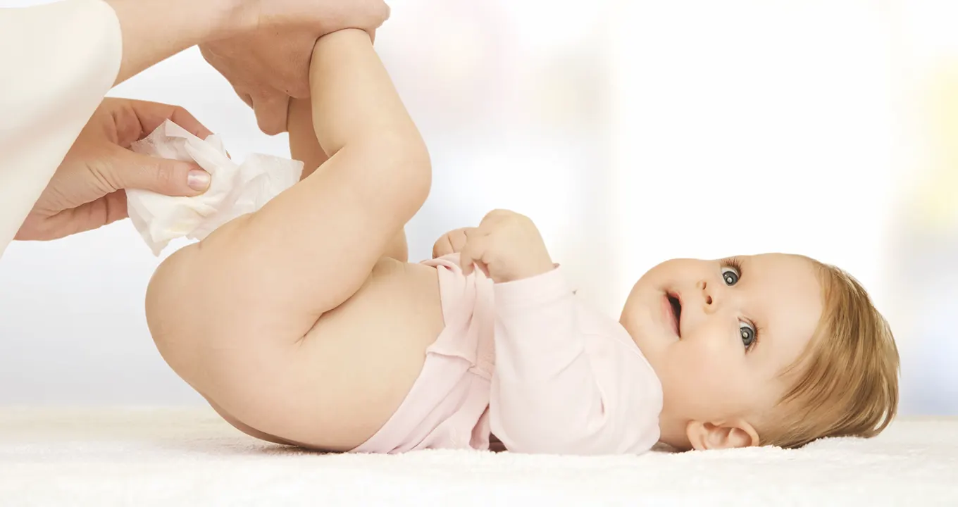 Baby wordt verschoond met babydoekje harmonie coco