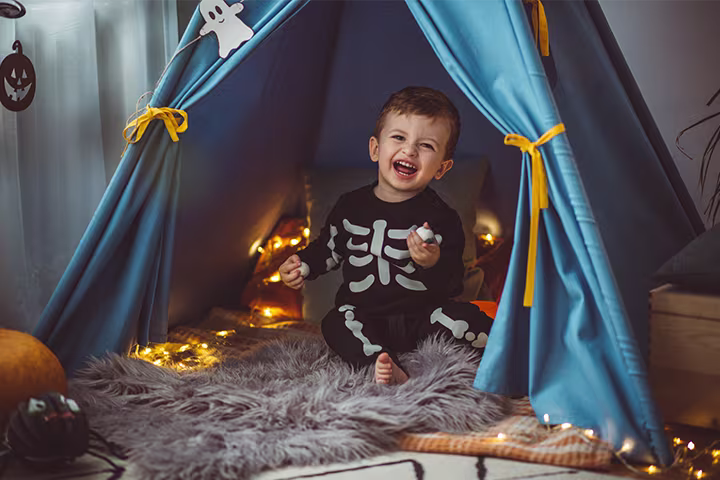 Μωρό με στολή σκελετού, μέσα σε σκηνή δωματίου