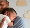 Papá preguntándose por qué su bebé se despierta llorando