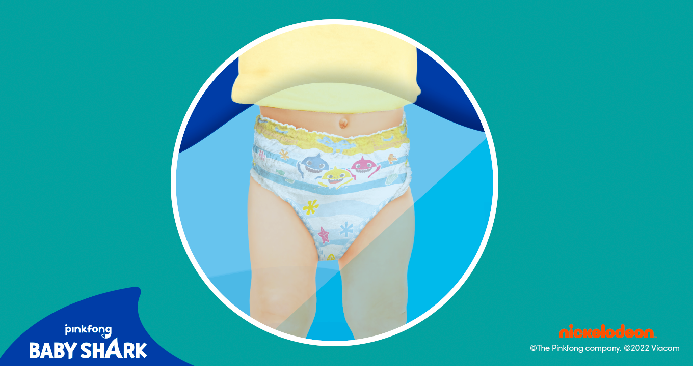 Un bébé dans une piscine avec une culotte de bain Pampers Splashers Baby-Shark