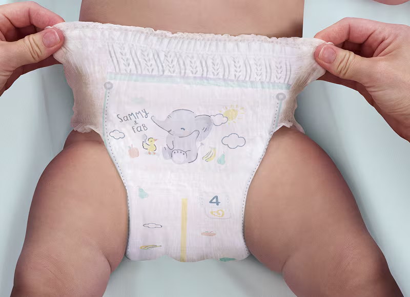הידיים מושכות את הקצה העליון של החיתול שעל התינוק, ומותחות אותו. הידיים מושכות את הקצה העליון של החיתול שעל התינוק, ומותחות אותו.