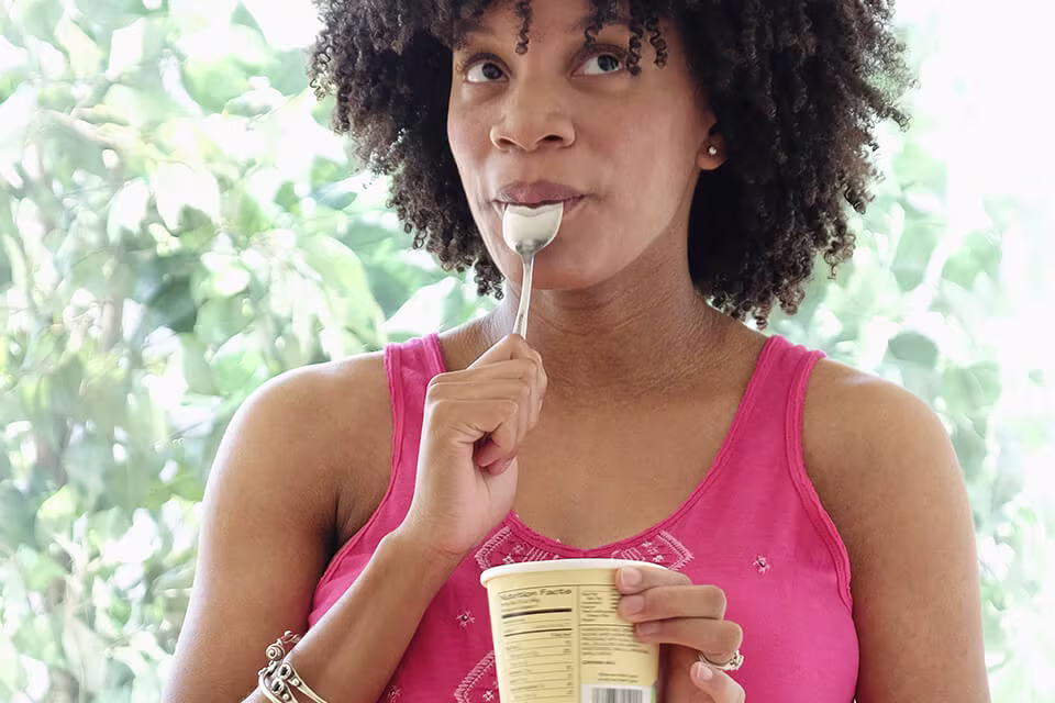 gebelikte aserme-Article Content Image Dondurma yiyen hamile kadın