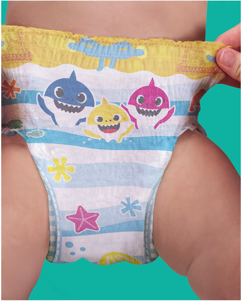 Zwei Hände verdeutlichen das einfache Anziehen und das dehnbare Bauchbündchen der Pampers® Splashers.