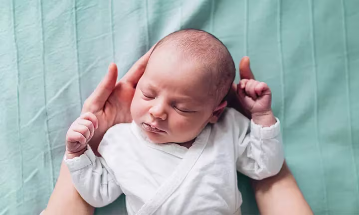 Neugeborenes bei der U2-Untersuchung