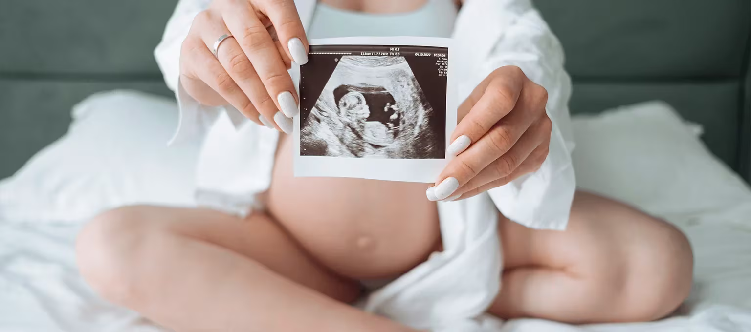Mamá joven buscando nombres de videojuego para su guagua