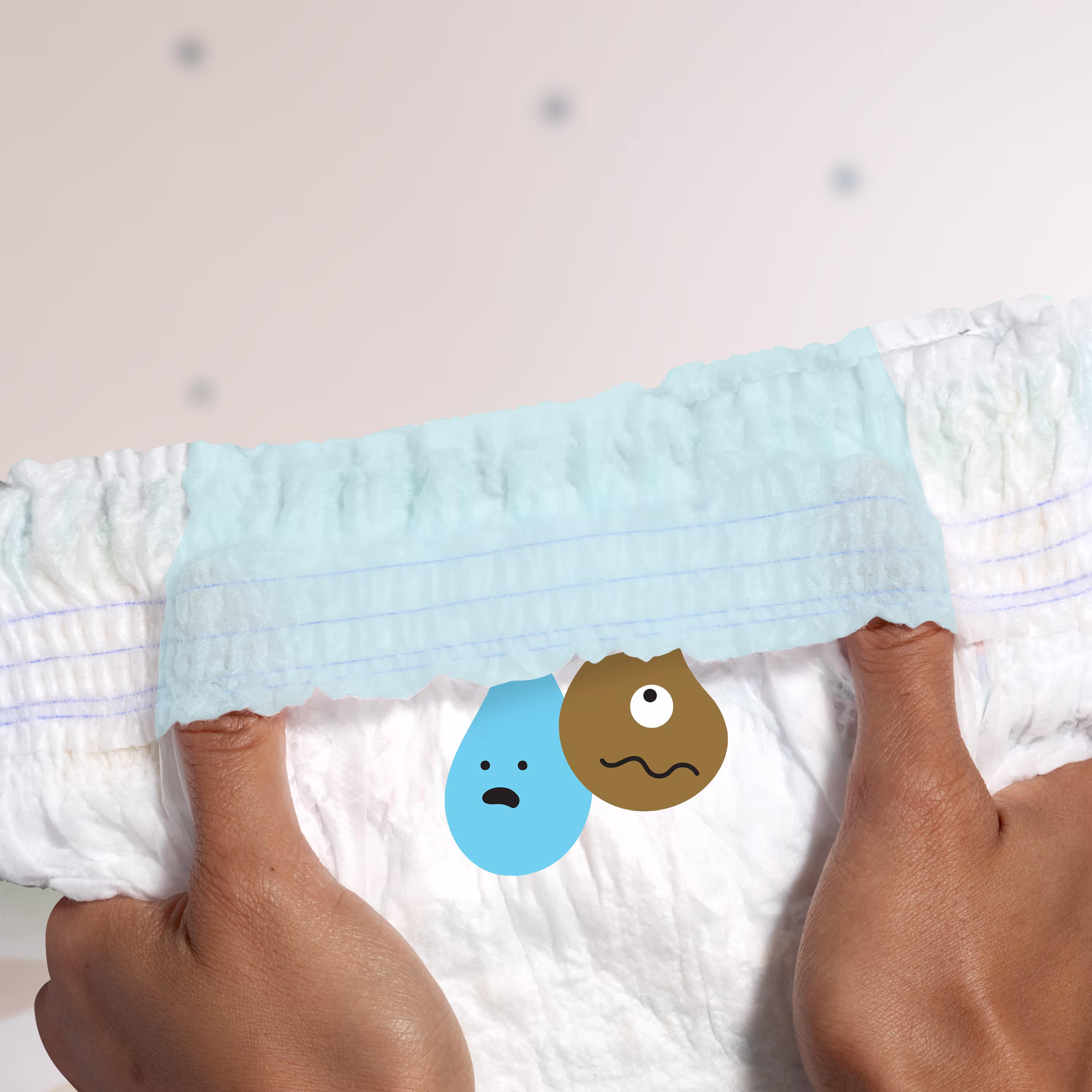 Prim-plan cu două mâini care întind delicat scutecul Pampers și dezvăluie buzunarul Stop & Protect.
