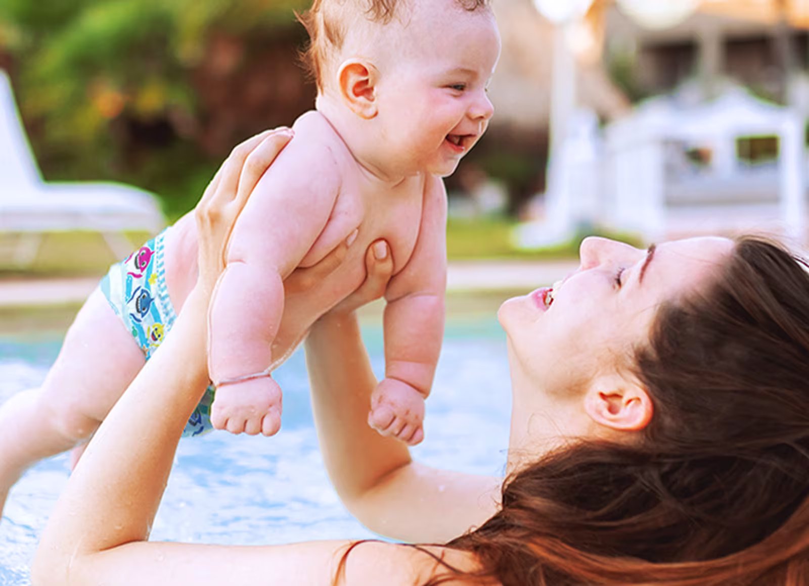 Mamá con bebé en la piscina Mamá con bebé en la piscina