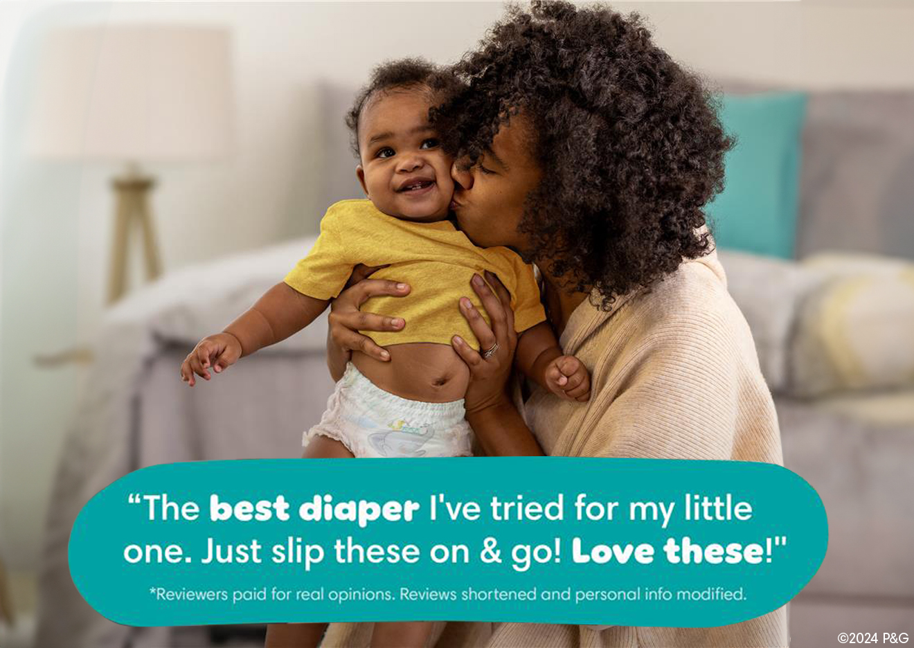 Maman embrassant bébé avec témoignage de consommateur