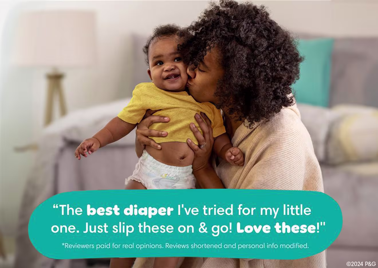 Maman embrassant bébé avec témoignage de consommateur