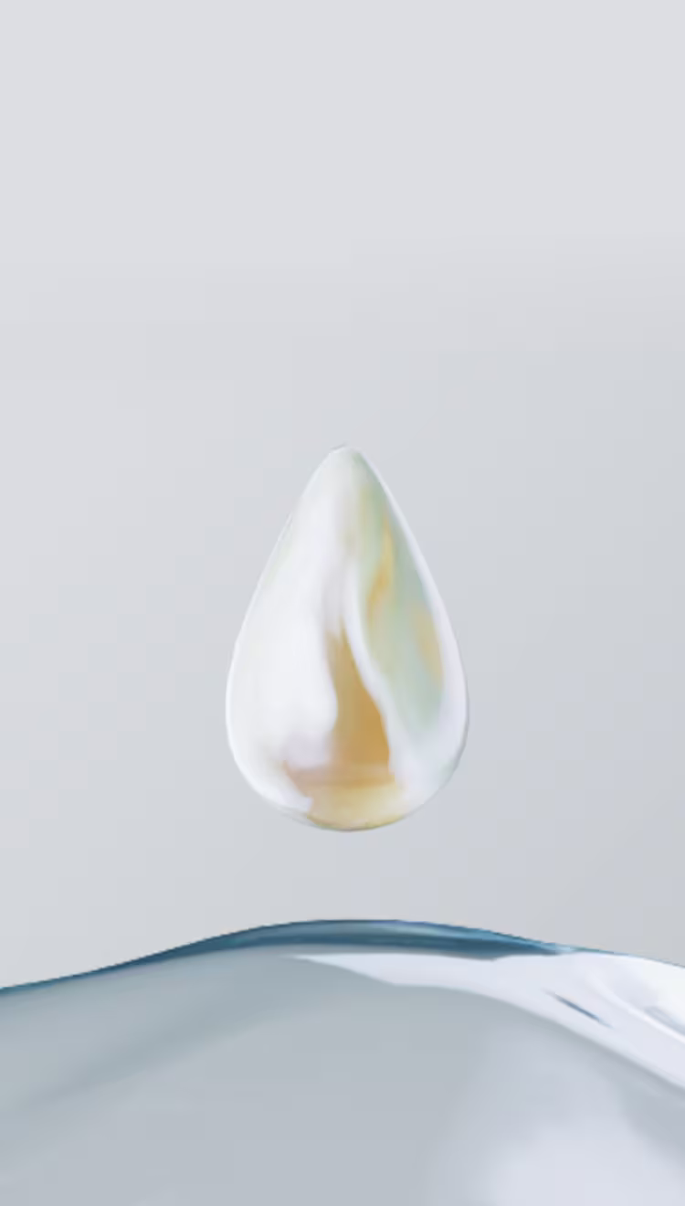 Imagine cu un bebeluș care se uita peste umăr și este ținut în brațe de mama lui.​