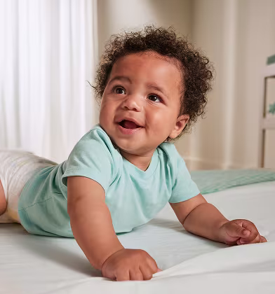 Bebê sorrindo pela manhã