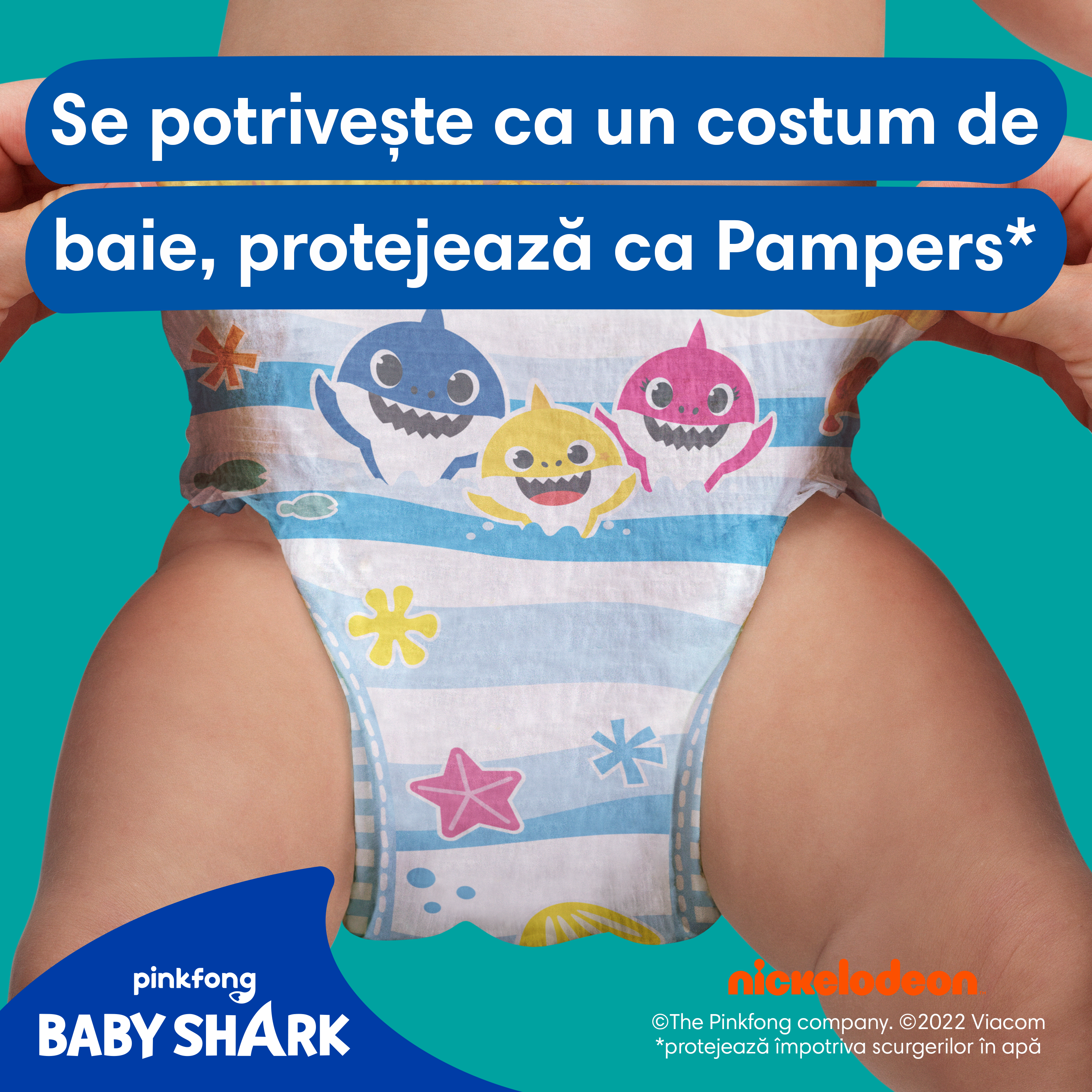 Imagine care arată două mâine care trag în sus de scutecul-chiloțel pentru a arăta cum se îmbracă, iar deasupra este textul <<Se potrivește ca un costum de baie, protejează ca Pampers>>.