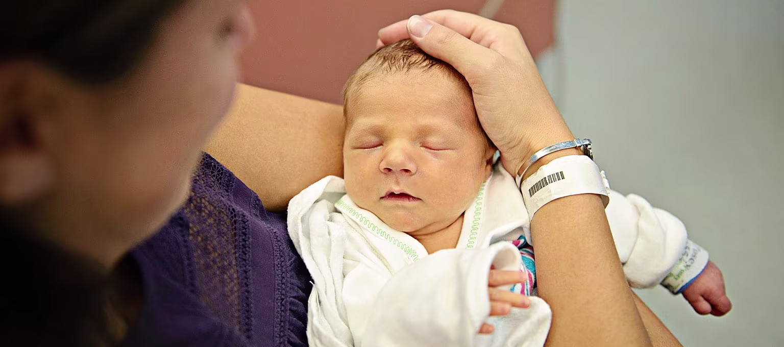 Femme enceinte tenant son bébé