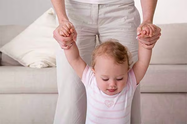 ¿Es normal que mi hija de 13 meses todavía no sepa andar?