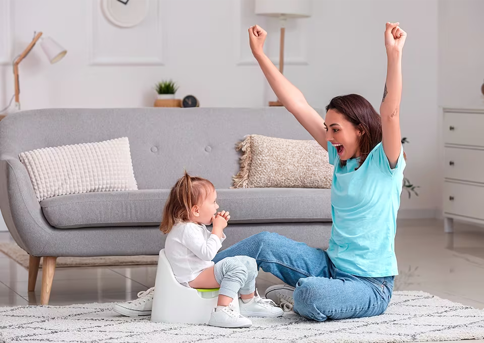 Mamãe comemorando filha no penico