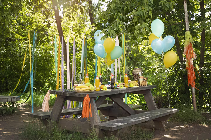 Τραπέζι γενεθλίων σε πάρκο