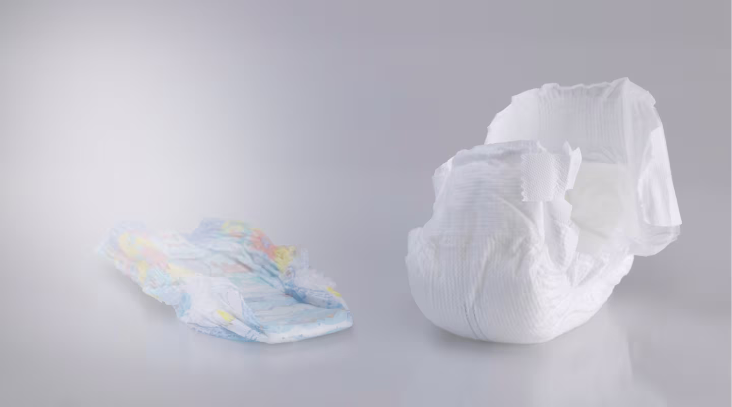 Explora el vibrante mundo de Pampers Splashers, diseñados para divertirse en el agua. Esta imagen muestra a un bebé alegre disfrutando de un día soleado en la playa, usando unos Splashers coloridos que ofrecen comodidad y estilo.