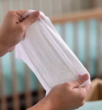 Duas mãos mostrando um pano de estiramento