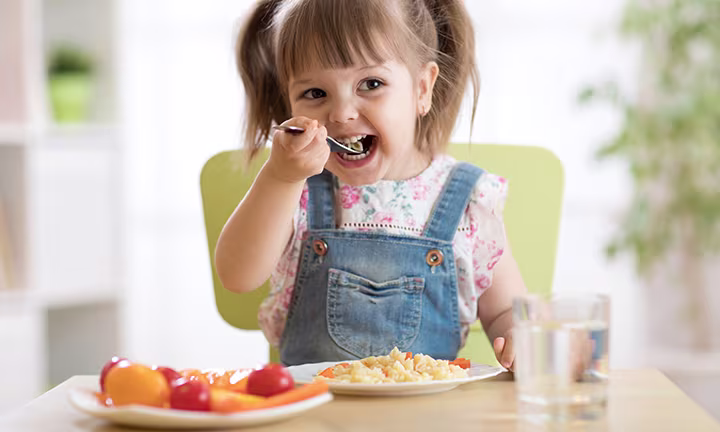 Niña pequeña comiendo