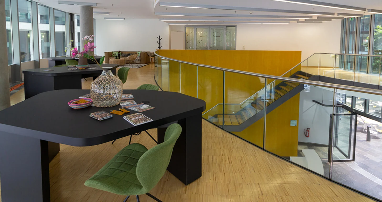 Tribes Frankfurt Baseler Oval Flex Desks