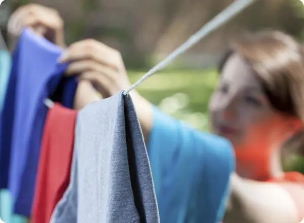 Seque as roupas no varal ou em temperatura baixa, na secadora.