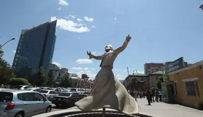 Бүжиглэж байгаа Турк залуугийн хөшөө